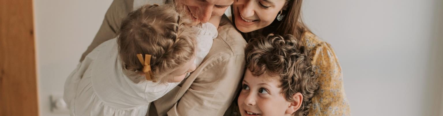 Familia abrazándose